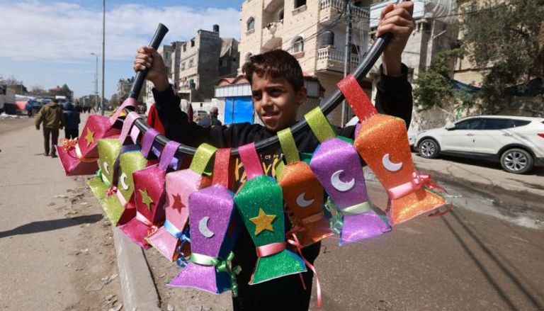طفل فلسطيني يبيع فوانيس ورقية لرمضان في رفح بغزة