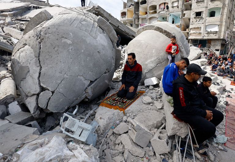 طفل فلسطيني يبيع فوانيس ورقية لرمضان في رفح بغزة