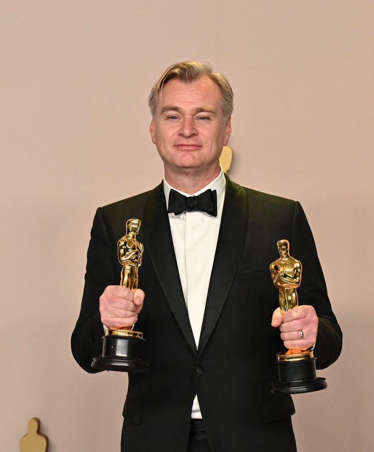  المخرج العالمي كريستوفر نولان في الوسط