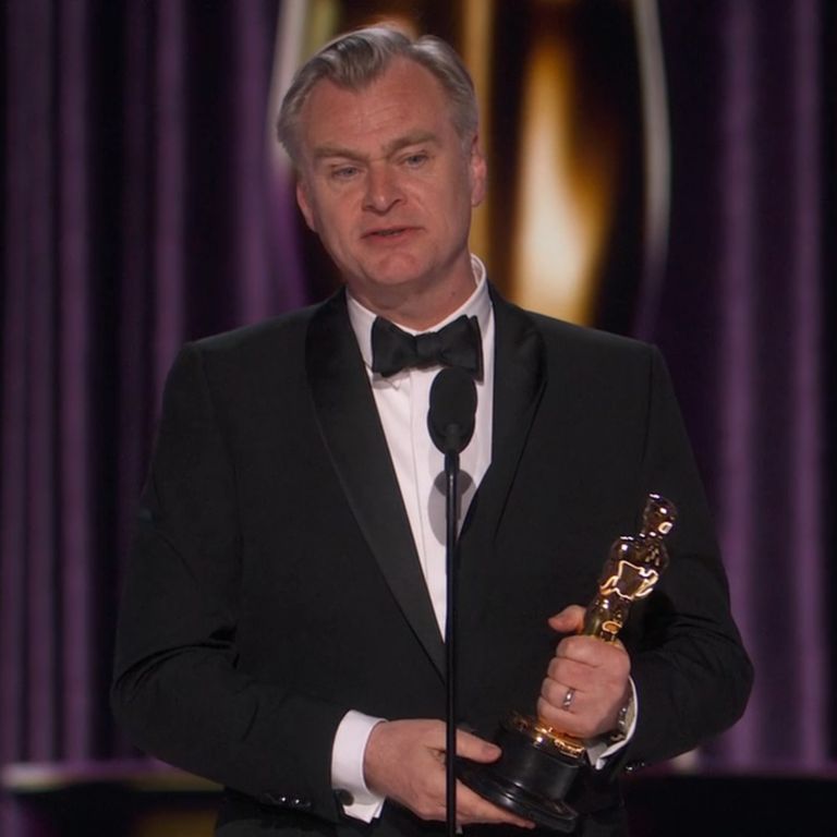  المخرج العالمي كريستوفر نولان في الوسط