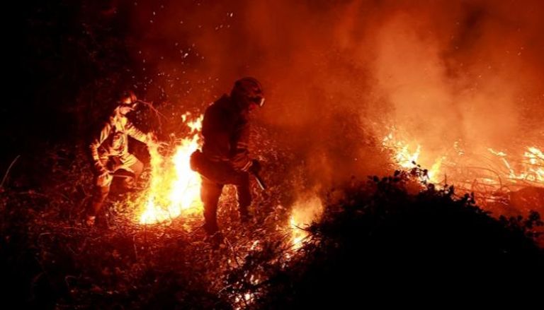 رجال الإطفاء يتعاملون مع حريق بالقرب من قرية بيرافيتا بشمال إسبانيا