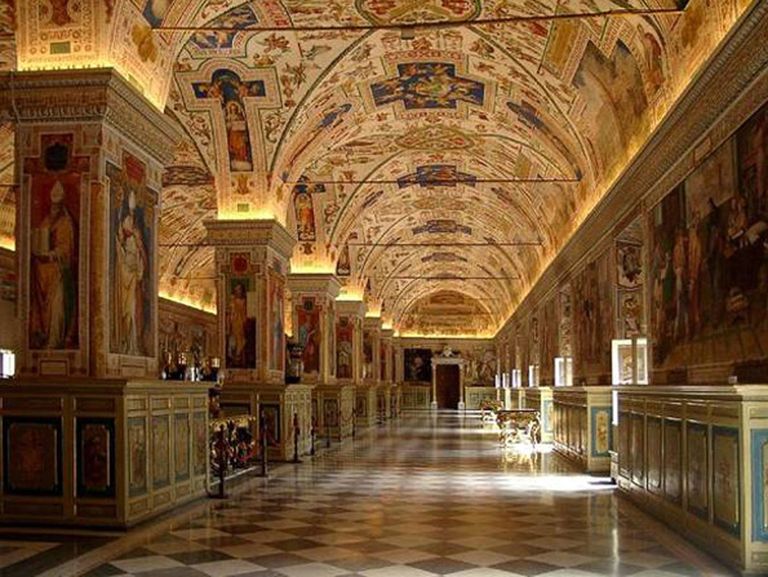 مقبرة الفاتيكان أحد مقاصد دولة الفاتيكان سيتي دولة الفاتيكان سيتي