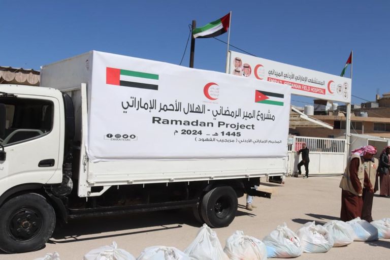 جانب من تسليم الطرود الغذائية للأسر المتعففة