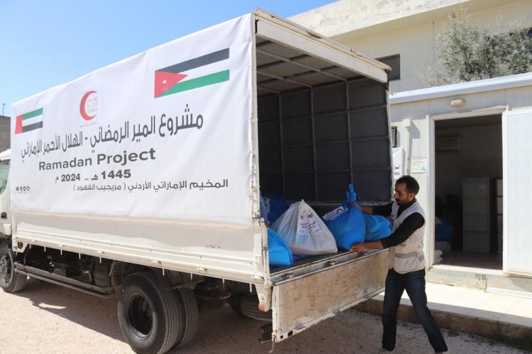 جانب من تسليم الطرود الغذائية للأسر المتعففة