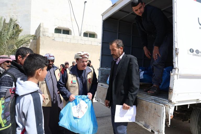 جانب من تسليم الطرود الغذائية للأسر المتعففة