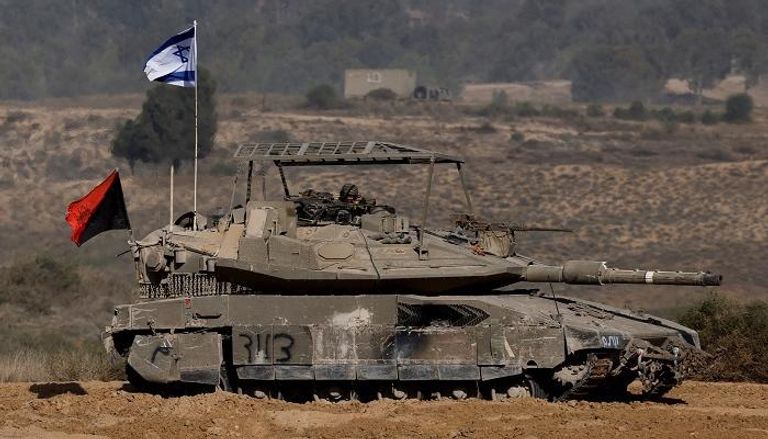 دبابة إسرائيلية على الحدود مع لبنان - رويترز