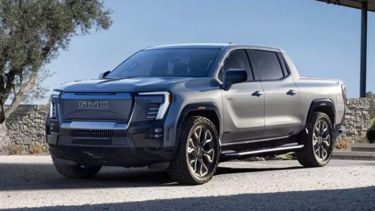 شاحنة GMC Sierra EV شاحنة Toyota Tacoma Hybrid