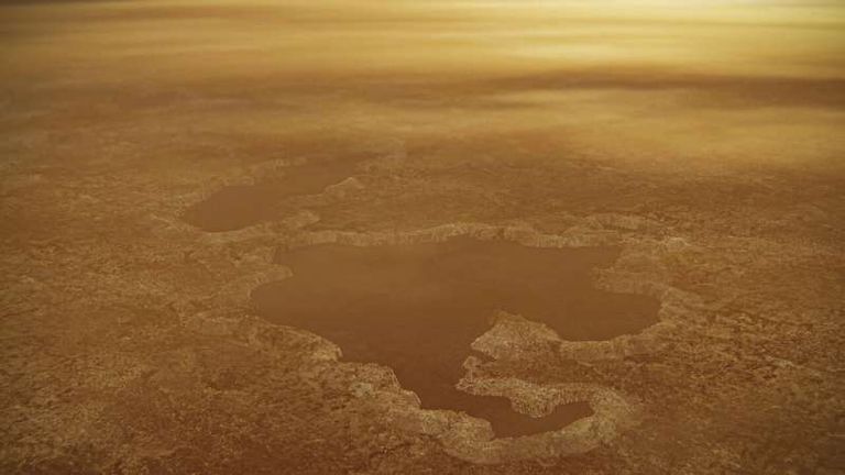 تيتان آثار اهتمام العلماء بسبب غلافه الجوي الشبيه بالغلاف الجوي للأرض