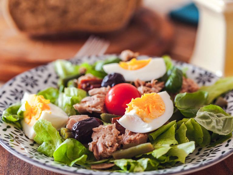 فتاة مصابة بأعراض نزلات البرد - تعبيرية