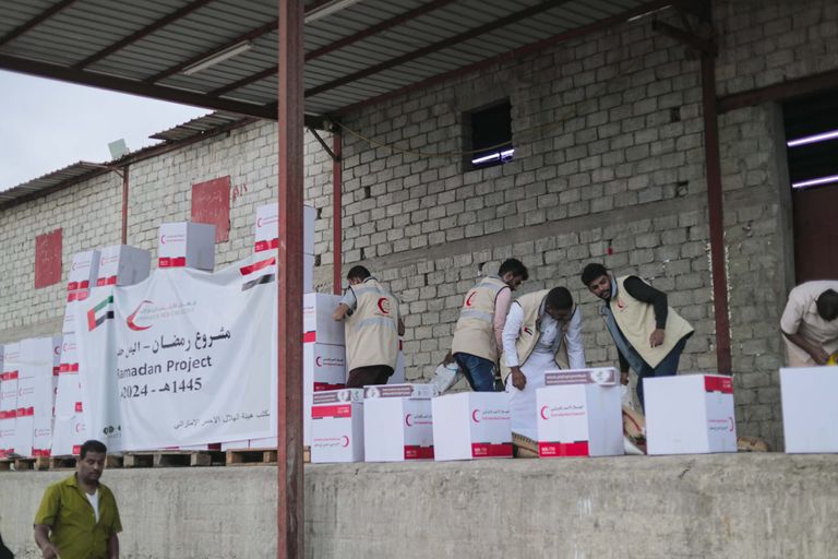 من توزيع الهلال الأحمر الإماراتي المير الرمضاني