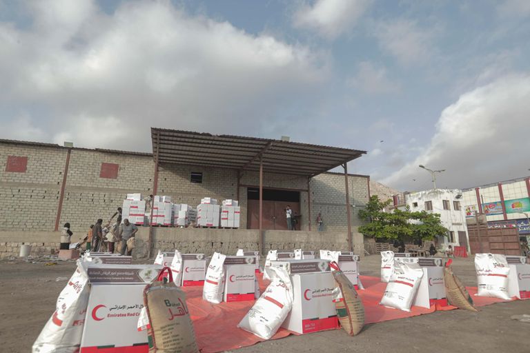من توزيع الهلال الأحمر الإماراتي المير الرمضاني