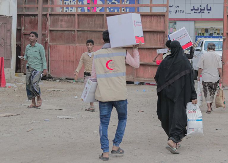 من توزيع الهلال الأحمر الإماراتي المير الرمضاني