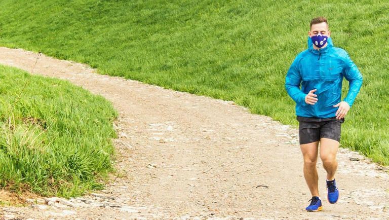 شخص يقيس نسبة السكر في الدم