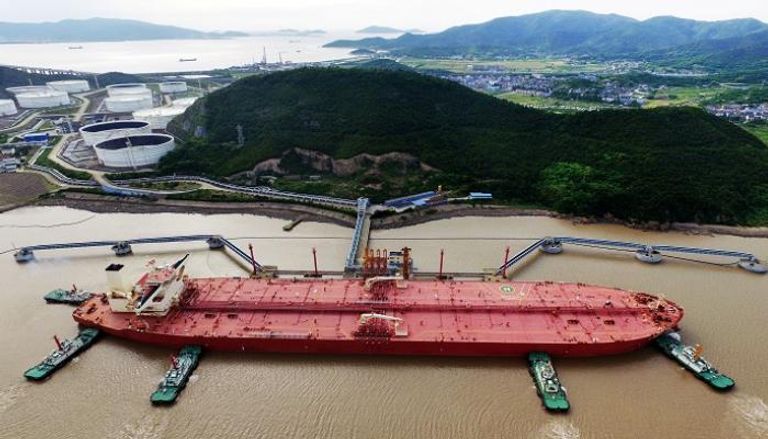 ناقلة نفط في ميناء نينغبو تشوشان الصيني - رويترز