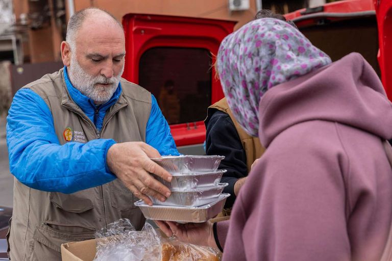 عناصر من منظمة وورلد سنترال كيتشن