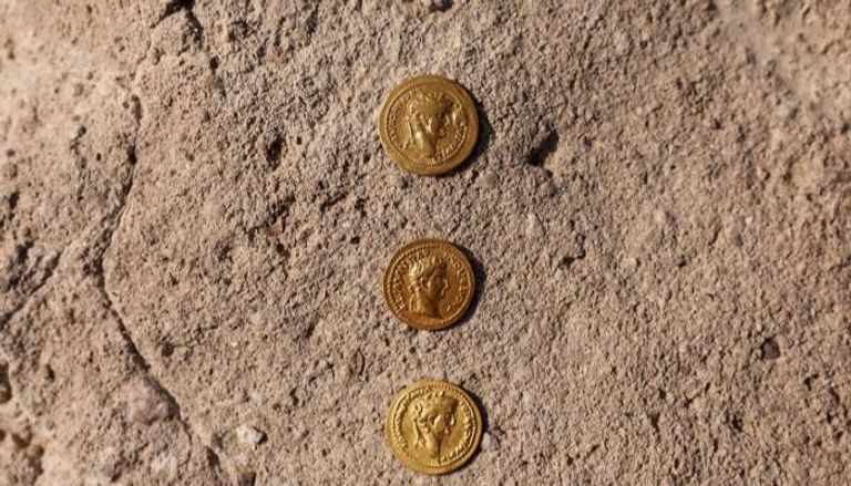 عملات ذهبية مُكتشفة في موقع تل أبرق الأثري