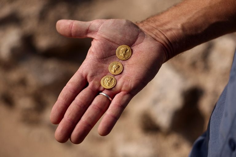 عملات ذهبية مُكتشفة في موقع تل أبرق الأثري