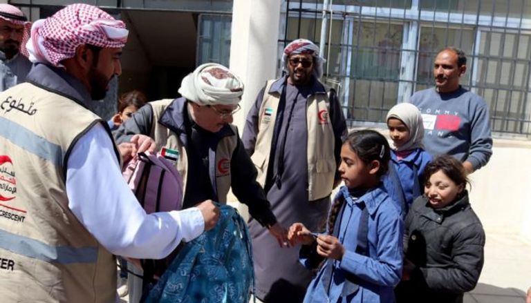 الهلال الأحمر الإماراتي يهدي حقائب مدرسية لأطفال قضاء الأزرق الأردني