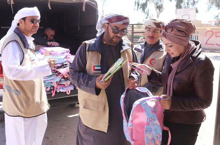 الهلال الأحمر الإماراتي يهدي حقائب مدرسية لأطفال قضاء الأزرق الأردني