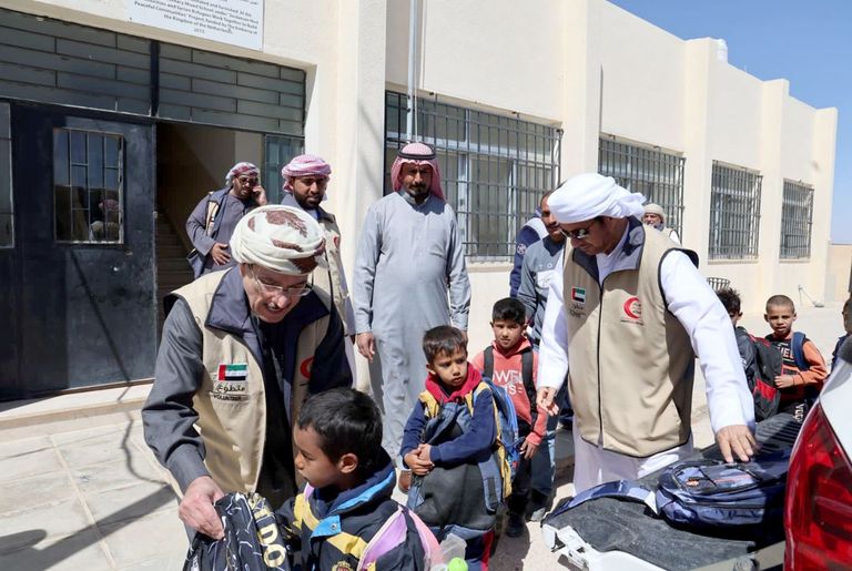 الهلال الأحمر الإماراتي يهدي حقائب مدرسية لأطفال قضاء الأزرق الأردني