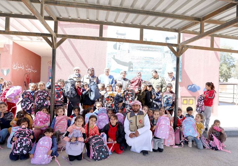 الهلال الأحمر الإماراتي يهدي حقائب مدرسية لأطفال قضاء الأزرق الأردني