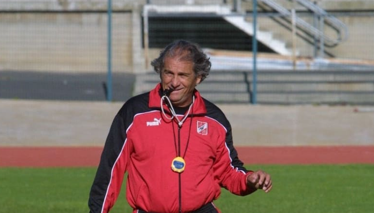 مانويل جوزيه خالد بيبو يحتفل بلقب دوري أبطال أفريقيا 2001