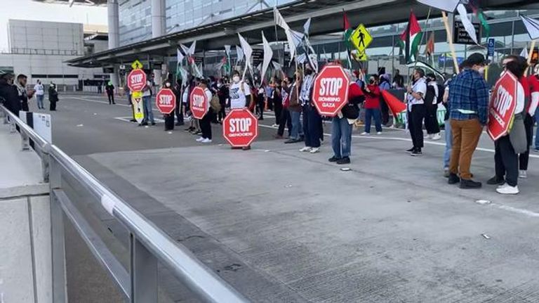 جانب من الاحتجاجات في مطار سان فرانسيسكو