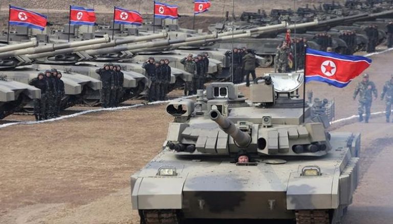 زعيم كوريا الشمالية كيم جونغ أون يقود الدبابة «الأقوى»