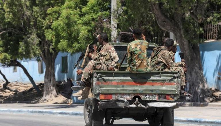 جنود صوماليون على متن عربة بشارع قرب الفندق
