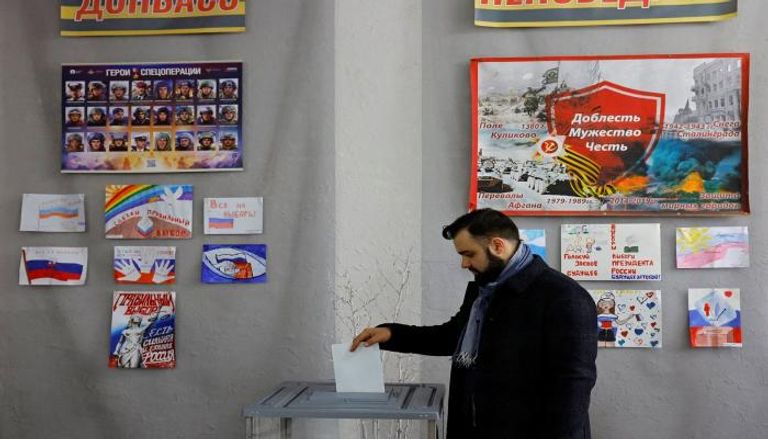 مواطن يدلي بصوته في الانتخابات الرئاسية الروسية في دونيتسك