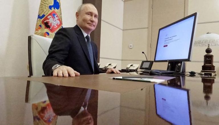 بوتين خلال الإدلاء بصوته عبر الإنترنت