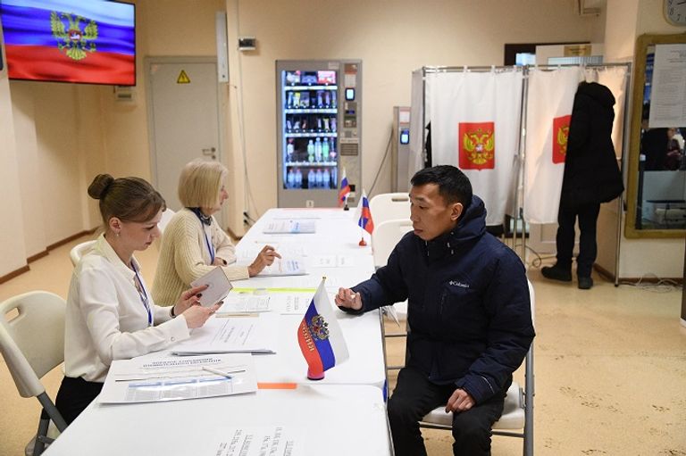 ناخبة روسية تدلي بصوتها - أ.ف.ب