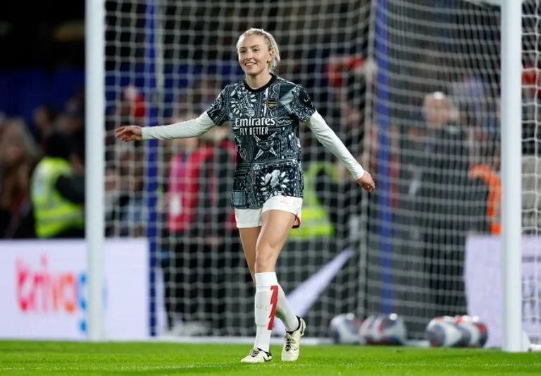 ليا ويلهامسون لاعبة أرسنال تجري الإحماء بالجورب الأبيض مباراة تشيلسي وأرسنال