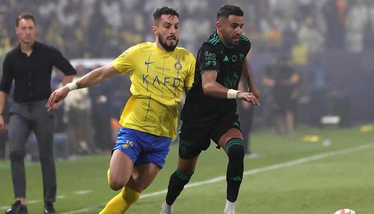 الجزائري رياض محرز في مباراة النصر والأهلي