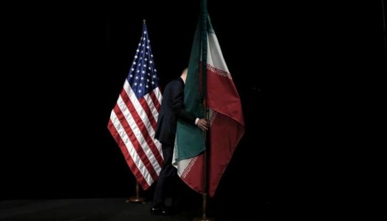 صورة لعلمي إيران وأمريكا في أعقاب محادثات سابقة