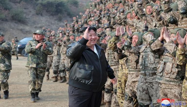 زعيم كوريا الشمالية يحيي الجنود المشاركين في التدريبات