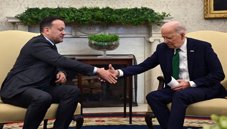 الرئيس الأمريكي جو بايدن يصافح رئيس الوزراء الأيرلندي ليو فارادكار