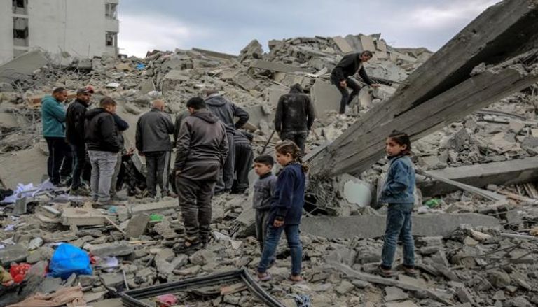 فلسطينيون في غزة يتفقدون منازلهم التي دمرها القصف الإسرائيلي