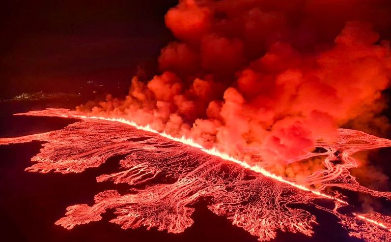 بركان أيسلندا يثور