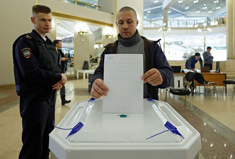 ناخبة روسية تدلي بصوتها - رويترز