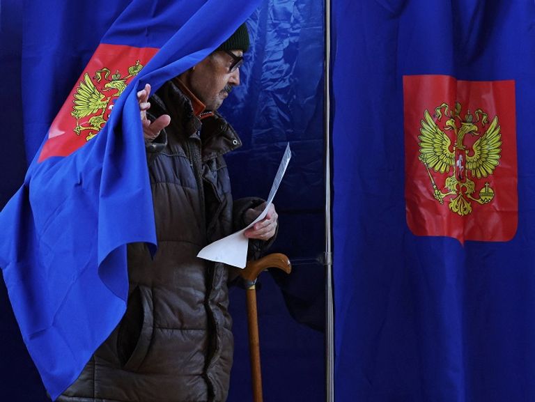 ناخبة روسية تدلي بصوتها - رويترز