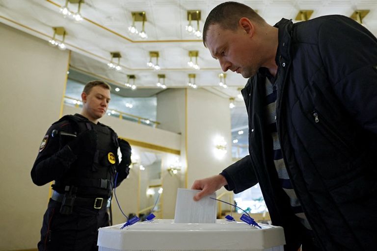 ناخبة روسية تدلي بصوتها - رويترز