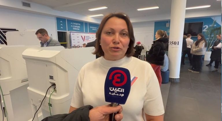 ناخبة روسية تدلي بصوتها - رويترز