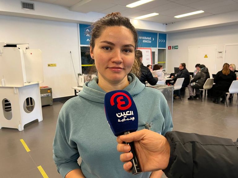 ناخبة روسية تدلي بصوتها - رويترز