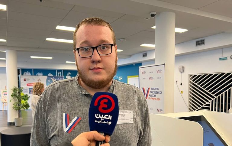 ناخبة روسية تدلي بصوتها - رويترز