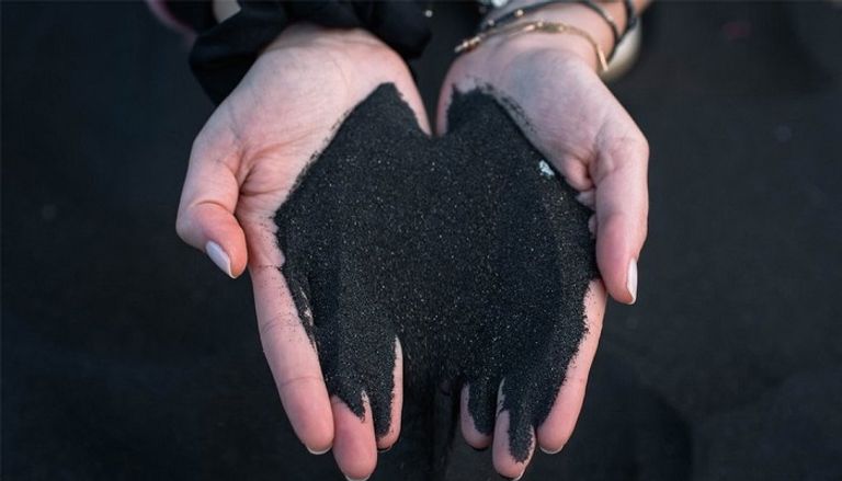 الرمال السوداء بأحد الشواطئ المصرية