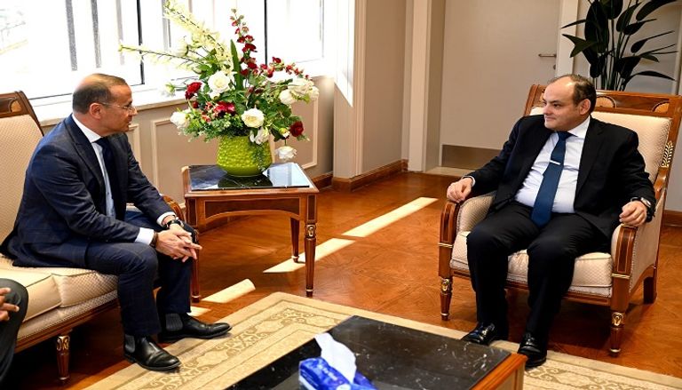 الرمال السوداء بأحد الشواطئ المصرية