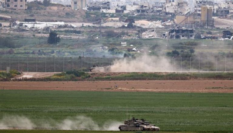 دبابة إسرائيلية على حدود قطاع غزة المدمر