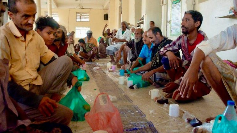 قوافل المساعدات الإماراتية تغيث اليمنيين في رمضان