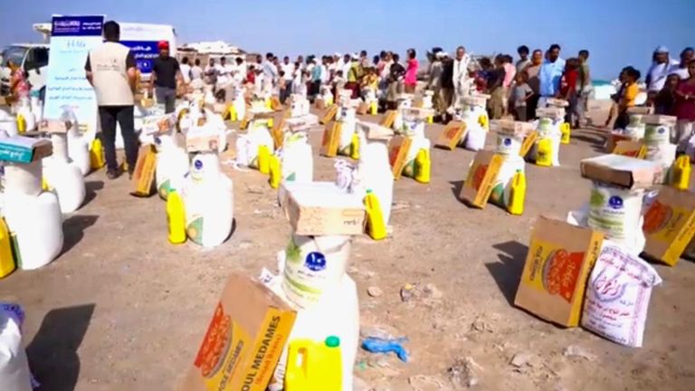 قوافل المساعدات الإماراتية تغيث اليمنيين في رمضان